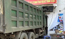 Xe tải hất văng ôtô 4 chỗ, đâm vào nhà dân