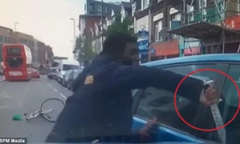 Va chạm giao thông, người đi xe đạp rút dao điên cuồng chém ô tô