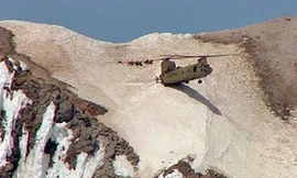 Trực thăng quân sự Mỹ neo mình trên vách núi cứu người mắc kẹt