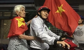 Nhiều bà ngoại 'quẩy' tưng bừng trên phố mừng chiến thắng của U23