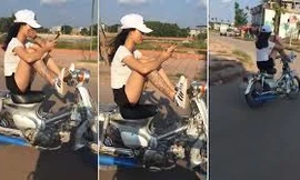 Cô gái ‘cần tìm đối thủ’ chạy xe bằng chân, tay bấm điện thoại 