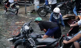 Người Sài Gòn té ngã trong dòng nước đen ngòm ngày triều cường lên cao