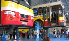 Sài Gòn dùng thiết bị cảm biến kiểm tra khí thải ôtô buýt