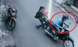 Cướp giật ví, suýt kéo lê phụ nữ bế con nhỏ