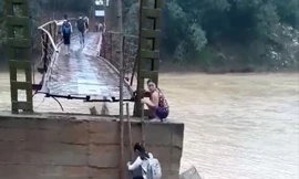 Thót tim cảnh học sinh Phú Thọ leo thang tre qua cầu chờ sập đi học