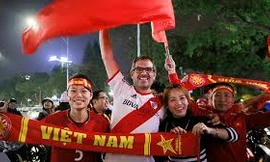 CĐV nước ngoài mừng chiến tích của U23 Việt Nam