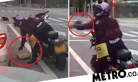 Ngồi trong ô tô xả rác ra đường, bị nữ biker dạy bài học nhớ đời