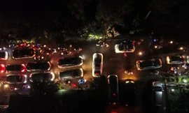 Chôn chân dưới mưa chờ thoát tắc đường sau giờ khai hội chợ Viềng