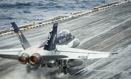 Tiêm kích F-18 cất cánh từ tàu sân bay Mỹ