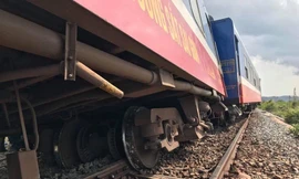 Tàu SE7 trật khỏi đường ray, hai toa đổ nghiêng