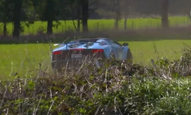 Cầm lái siêu xe Lamborghini gặp khúc cua vẫn phi vào bụi cỏ