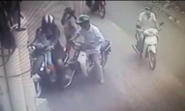 Dàn cảnh va chạm giao thông, móc túi tinh vi giữa phố