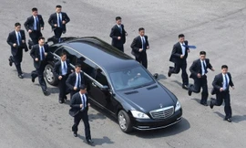12 vệ sĩ chạy bộ quanh xe bọc thép của lãnh đạo Triều Tiên Kim Jong-un