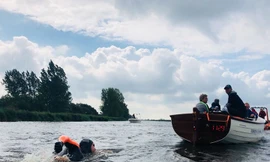 Cảm phục bệnh nhân khỏi ung thư ở Hà Lan bơi 163 km trong 55h