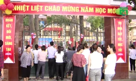 Lạm thu ở Hà Nội: Giáo viên đến tận nhà trả tiền, phụ huynh không nhận