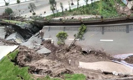 Khoảnh khắc cả con đường bất ngờ sụp đổ trong tích tắc