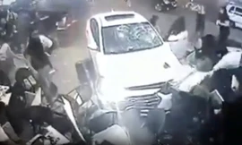 Ô tô lao vào quán cà phê, nhiều người thoát chết