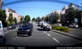 BMW X4 “làm xiếc” nhấc bổng hai bánh xe ngay trên phố