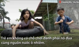 Trẻ em ngoại thành Hà Nội bơi trong nước lũ