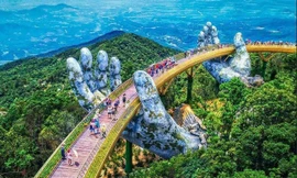 Dạo bước qua 'bàn tay của trời' trên Cầu Vàng ở Đà Nẵng