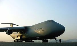 Cận cảnh sức mạnh siêu phàm của “lực sĩ bay” C-5M Super Galaxy