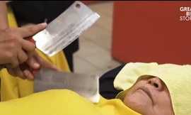 Rùng mình xem mát-xa bằng dao phay chữa bệnh ở Đài Loan