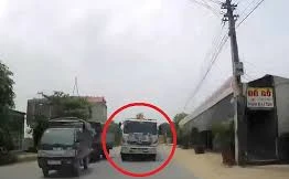 Vượt ẩu không xi nhan, xe tải suýt gây tai nạn