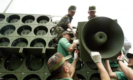 Cận cảnh dàn loa khủng Hàn Quốc dùng chống Triều Tiên