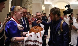 Neymar đẹp như tài tử, cùng Brazil đặt chân đến Nga