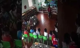 Phẫn nộ cảnh cô giáo mầm non cho cả chục bé lao vào đánh một bạn