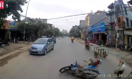 Xe máy lạng lách vượt ẩu, 2 thanh niên suýt chết trước đầu xe tải