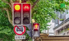 Đi bộ sai luật phải lên mạng xã hội xin lỗi, đủ 20 likes mới được tha