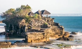 Ngôi đền cổ linh thiêng 'chênh vênh' giữa thiên đường Bali