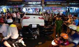 Tài xế lùi ôtô tông 3 xe máy và phụ nữ mang bầu