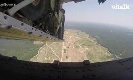 Khoảnh khắc xe bọc thép Humvee của Mỹ được thả từ độ cao 1500m