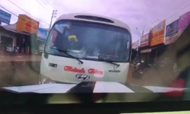 Tài xế xe khách chạy ngược chiều xem thường mạng sống hành khách