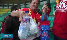 Học tập người Nhật, CĐV Việt Nam nhặt rác sau trận thắng Bahrain