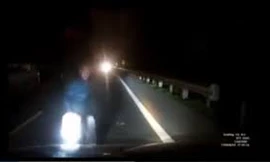 Cụ bà sang đường như bóng ma trên quốc lộ 1A