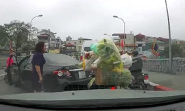 Nữ tài xế quay đầu ôtô trên cầu, gây gổ với người đi xe máy