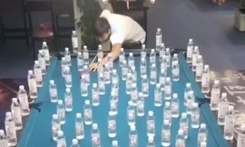 Cơ thủ billiard biểu diễn siêu đẳng khiến người xem trầm trồ