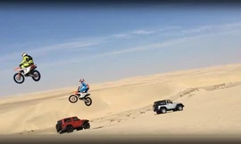 Tay đua bốc đầu bay qua ôtô đang di chuyển, thoát chết trong gang tấc