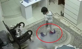 Xe điện cân bằng phát nổ như bom, 2 đứa trẻ suýt mất mạng