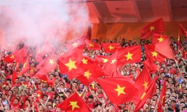 Olympic Việt Nam thua cuộc, CĐV Hà Nội vẫn ăn mừng trong mưa 