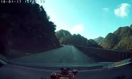 Xe máy đổ đèo ôm cua, lao như tên lửa vào bánh ô tô