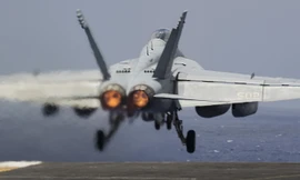 Máy bay chiến đấu xuất kích trên tàu sân bay USS Harry S. Truman (CVN 