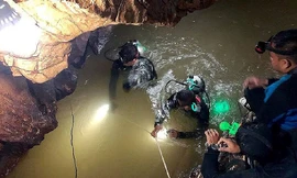 Toàn cảnh ngày giải cứu thứ nhất, đưa 4 em nhỏ Thái Lan ra khỏi hang