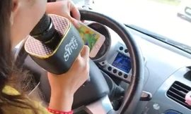 Nữ tài xế vừa lái xe vừa hát karaoke khiến người xem thót tim