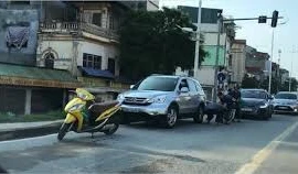 Va chạm giao thông, 2 tài xế lao vào đấm nhau như võ sỹ boxing