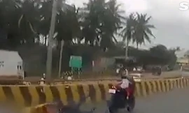 Xe máy không người lái lao đi trên đường Ấn Độ cùng đứa trẻ bị mắc kẹt