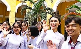 Nước mắt, nụ cười trong lễ chia tay của học sinh TP HCM